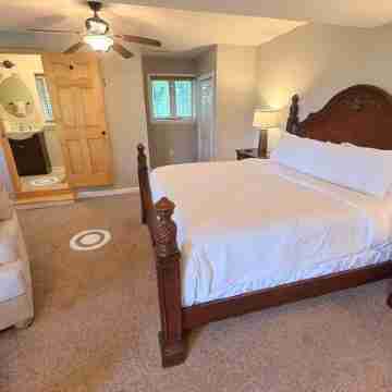 Ultimate Pigeon Forge Getaway 7-Bedroom Retreat Sleeps 20 in the Heart of It All Rooms