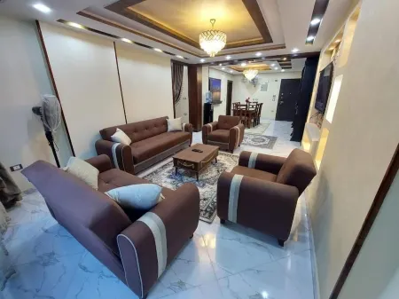 Marvelous 3-bedroom apartment in Giza Governorate with WiFi, AC Отели в г. Qesm Boulaq Ad Dakrour