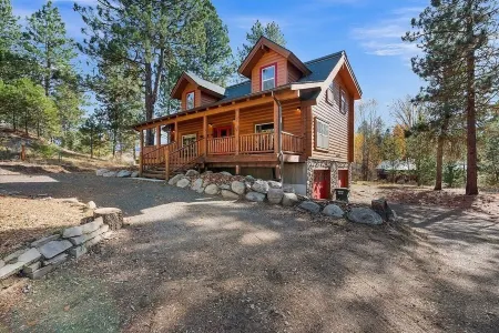Log cabin with game room by skiing & lake