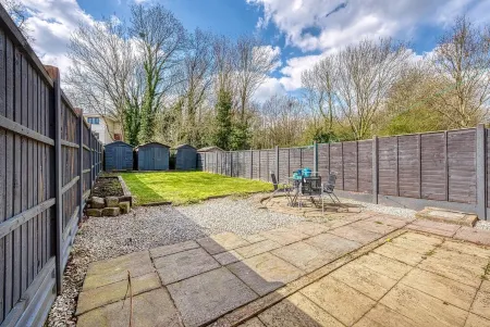 CAPRI 13 SA - Contemporary Home with free Parking * Near M1 & Uni *Long Stay