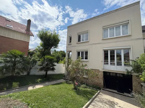 A HAVEN OF PEACE ON THE OUTSKIRTS OF PARIS クラマールのホテル