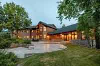 Spacious 9-bedroom house with WiFi, AC in charming Klamath Falls 스킬렛 핸들 트레일헤드 주변 호텔