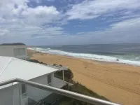 17 steps-newly renovated  penthouse apartment on wamberal beach.180degree views Hotels in Wamberal