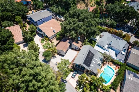 Mid-Century Calabasas Residence Отели в г. Калабасас