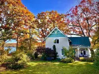 Charming Finger Lakes cottage with 3 levels of lakefront views for all seasons Hotel di Wayne