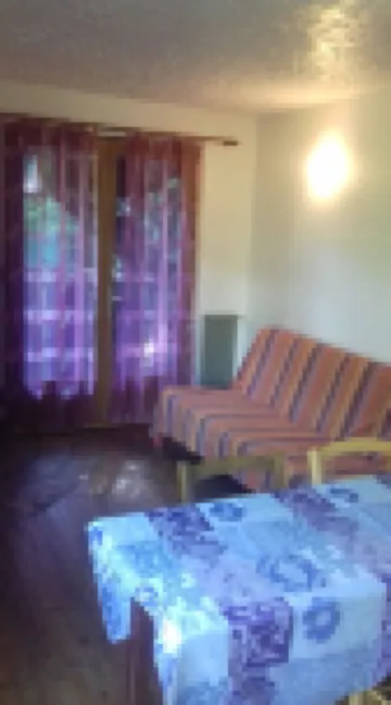 Studios in chalets with private parking. 昂布蘭酒店