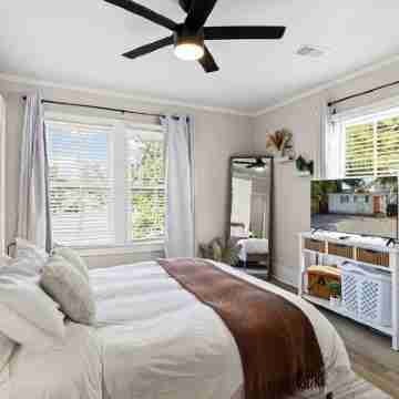 5 Min Drive to Downtown! Modern 2BR in Savannah! Rooms