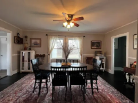 Charming historic 2-bedroom farmhouse 4 miles from historic Milan with WiFi Hotels in Milan Township