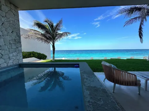 Spacious 4-bedroom villa with WiFi, AC in charming Cancún