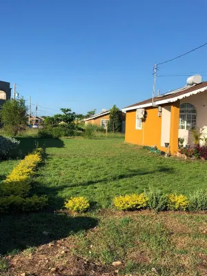 Charming gated 2-bedroom house with WiFi, AC,  and spacious yard Hotels in Old Harbour