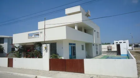 Holiday house with swimming pool facing the sea