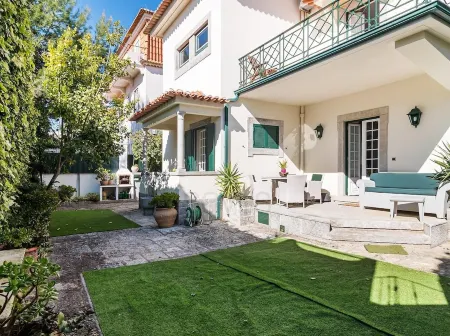 Charm Villa in Parede, few meters from the Beach. Beautiful garden with Jacuzzi Отели в г. Пареде