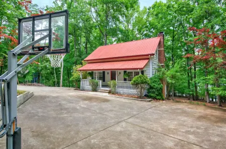 Red Roof Cottage on Lake Lanier