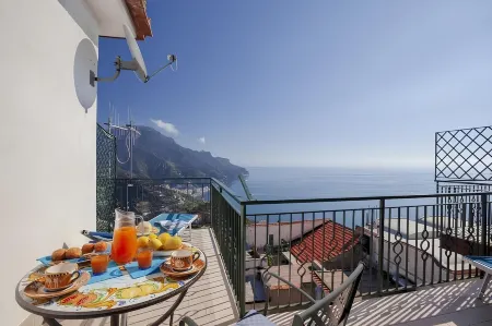 Cozy 1-bedroom apartment in charming Ravello with WiFi, AC Отели в г. Равелло