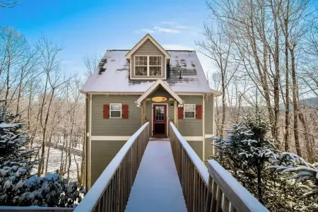 Location! Charming mountain retreat at 4000' elevation with stunning views.