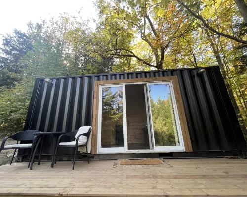 Cozy tiny home, immersed in the forest, overlooking the pond! Hotels in Caledon