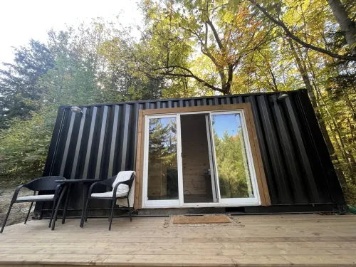 Cozy tiny home, immersed in the forest, overlooking the pond! Hotels in Caledon