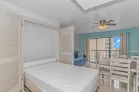 Beachy Decor and Fully-Stocked Kitchen - Stunning Ocean View Retreat 머틀비치 호텔