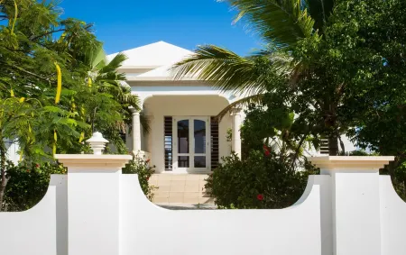 Lovely 6-bedroom Villa with Pool