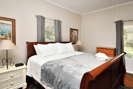 ✨Hen House 🏠 Minutes From Main St. Fenced in Yard! Отели в г. Данин