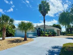 Spacious 3Br Beach House, Hot Tub, Walk to Ocean – Dog Friendly