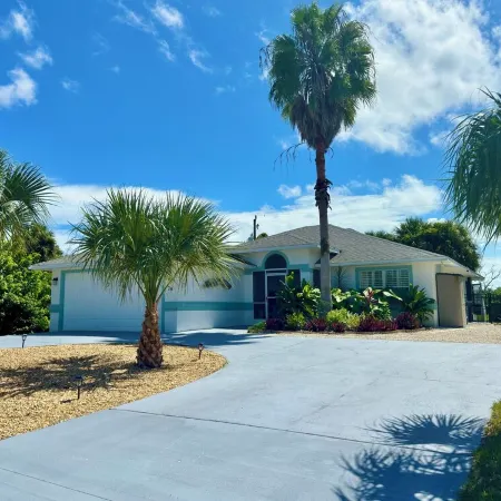 Spacious 3Br Beach House, Hot Tub, Walk to Ocean – Dog Friendly