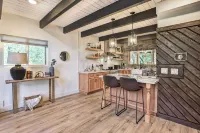 Luxe Timberland Villa w/ Lake Arrowhead Access! - Parkering