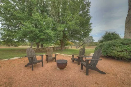 Coco at Sunset Valley Ranch Отели рядом с достопримечательностью «Texas White House»