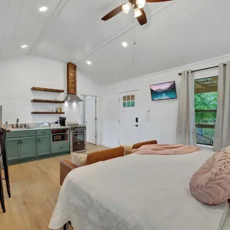 Cates Cottage in the Hill Country 8 Mins to Fred!