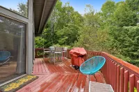 Hot Tub, Sauna and Game Room Amenities - Charming Eclectic Retreat