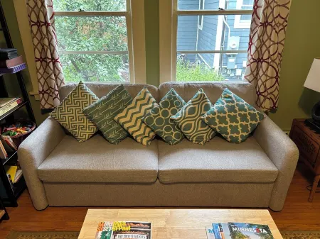 Lovely Uptown Mpls apartment! Отели рядом с достопримечательностью «Park Nicollet Eye Care and Optical Store St. Louis Park»