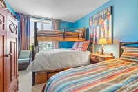 Beautifully renovated 2 bedroom condo in Stratton VT - walk to Village/Lifts!