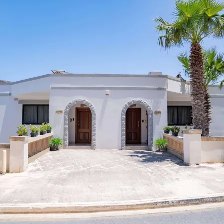 Villa Gardenia - 5 Bedroom Holiday Villa with Pool Отели рядом с достопримечательностью «Пляж Голден-Бэй»