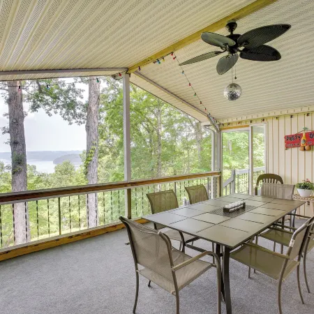 Bright Byrdstown Home w/ Views of Dale Hollow Lake