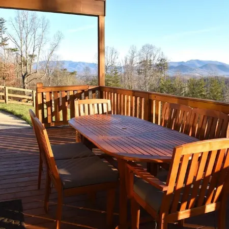 Private Retreat on 7 Acres, Mountain Views, Firepit, King Bed, Sleeps 6.