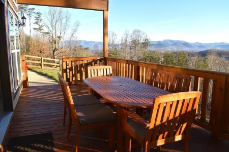 Private Retreat on 7 Acres, Mountain Views, Firepit, King Bed, Sleeps 6.