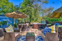 Adorable Beach Cottage w/ Hot Tub & Tropical Bar! - Balkoner