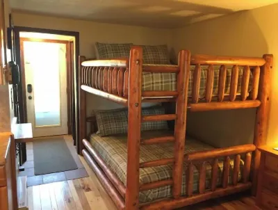 24 Mountain Crest, Snowshoe, WV - Rustic Retreat Hotel a 