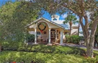 GORGEOUS - LAKEFRONT CARRIAGE HOME-1ST FLOOR LIVING-2 BED/2 BATH-2 POOLS Hotel in zona Kensington Golf & Country Club