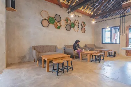 RedDoorz Near Alun-Alun Garut Отели в г. Garut Regency