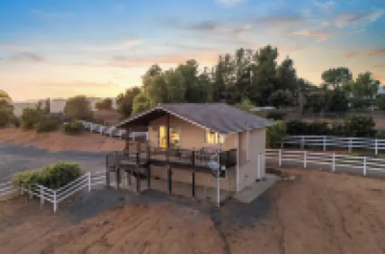 風景甲板帶日落景觀靠近特曼庫拉酒莊Estrada Ranch by Avantstay 彩虹酒店