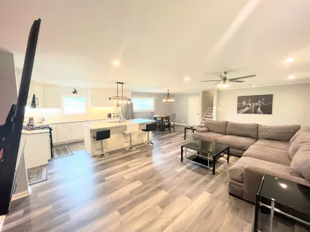 Spacious 4 BR 3 Full Bath House Near Airport & Shopping!