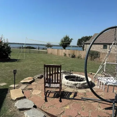 Cozy 2-bedroom caravan in nice Cleburne with AC, WiFi