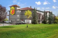 Super 8 by Wyndham Whitecourt - ที่มีที่จอดรถ