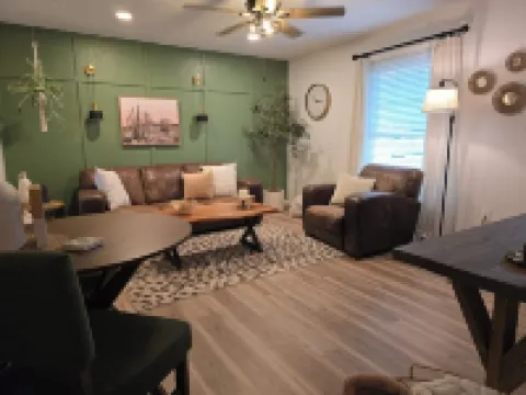 Clifty Falls Family Getaway-Sleeps 8--3 Miles to Historic Downtown & River Front