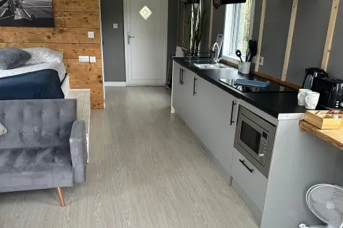 Glamping Hut - Sleeps up to 4 Hot Tub & Parking - 3-Star