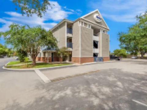 Suburban Studios Lakeland North I-4 Hotels in Lakeland