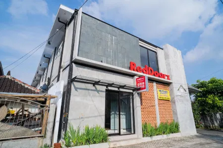 RedDoorz Near Wisata Paribendo Lawang Отели в г. Purwosari