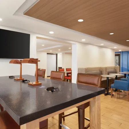Holiday Inn Express HARTFORD SOUTH - ROCKY HILL by IHG Отели рядом с достопримечательностью «Арена «XL-центр»»