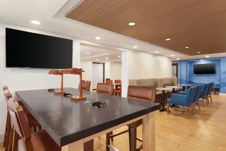 Holiday Inn Express Hartford South - Rocky Hill Отели рядом с достопримечательностью «RHHS Soccer Field»